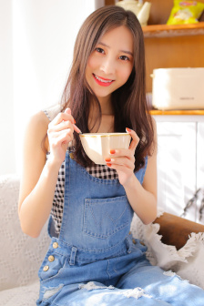 女同桌上课总是借纸巾